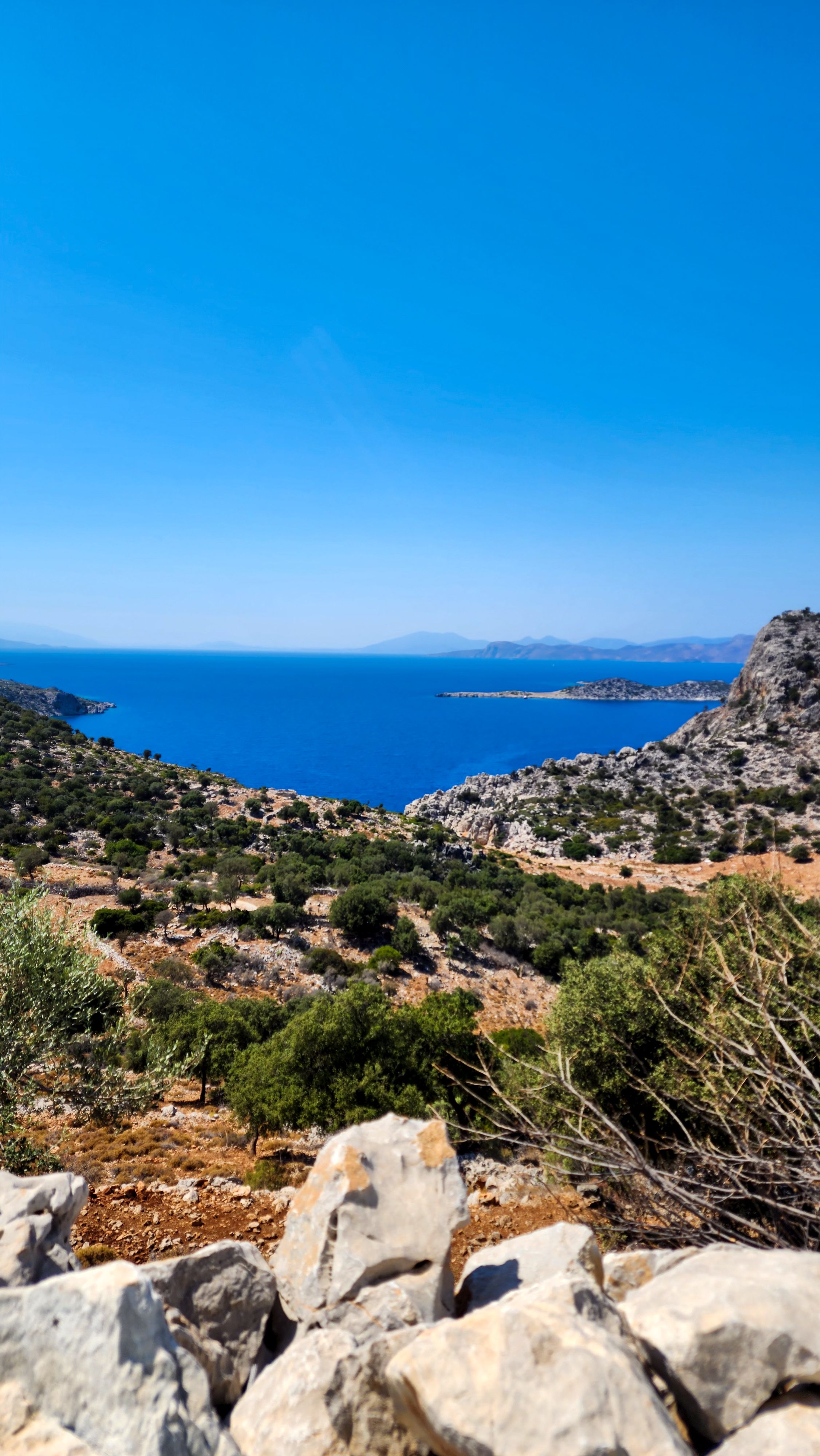 Fotomural Impresionante paisaje costero con colinas rocosas y mar azul en Turquía.
