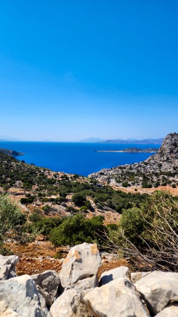 Fotomural Impresionante paisaje costero con colinas rocosas y mar azul en Turquía.