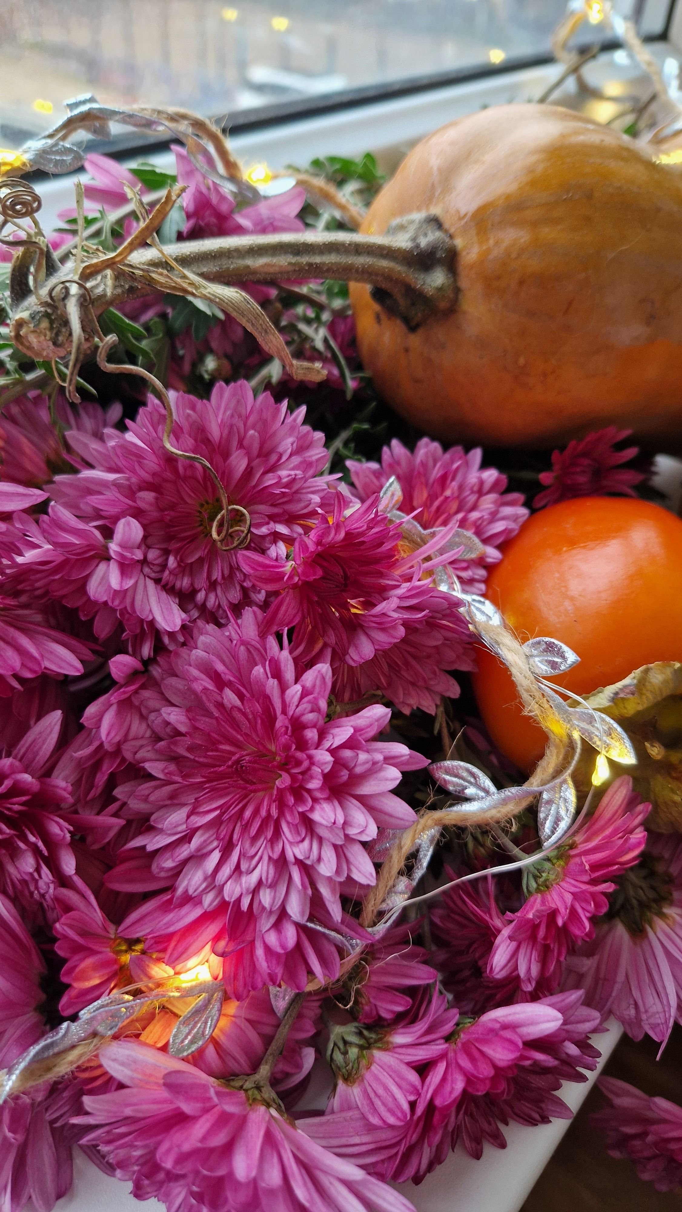 Vibrant Autumn Floral and Gourd Arrangement · Free Stock Photo