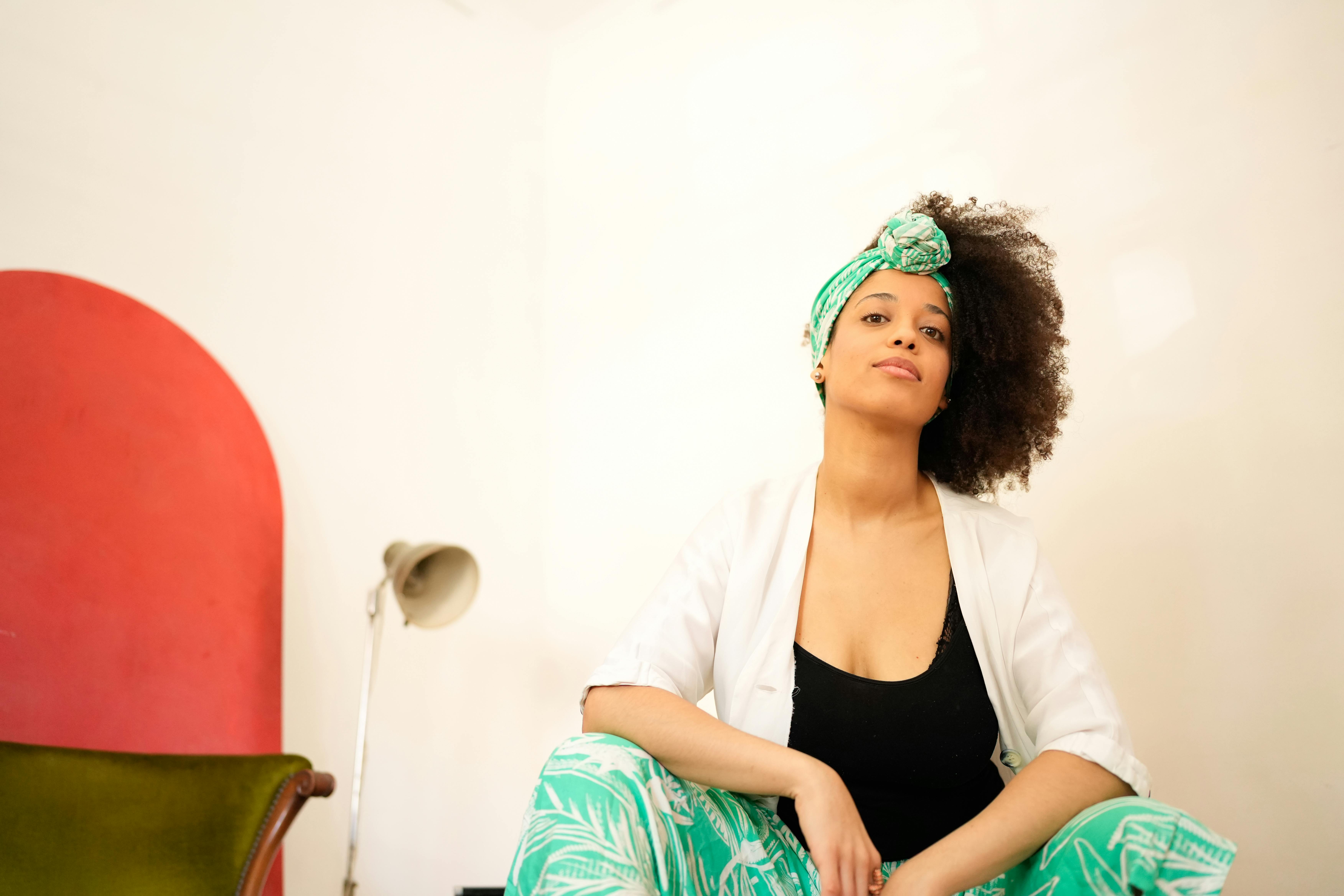 Zielona ściana z roślin w jasnym korytarzu mieszkania