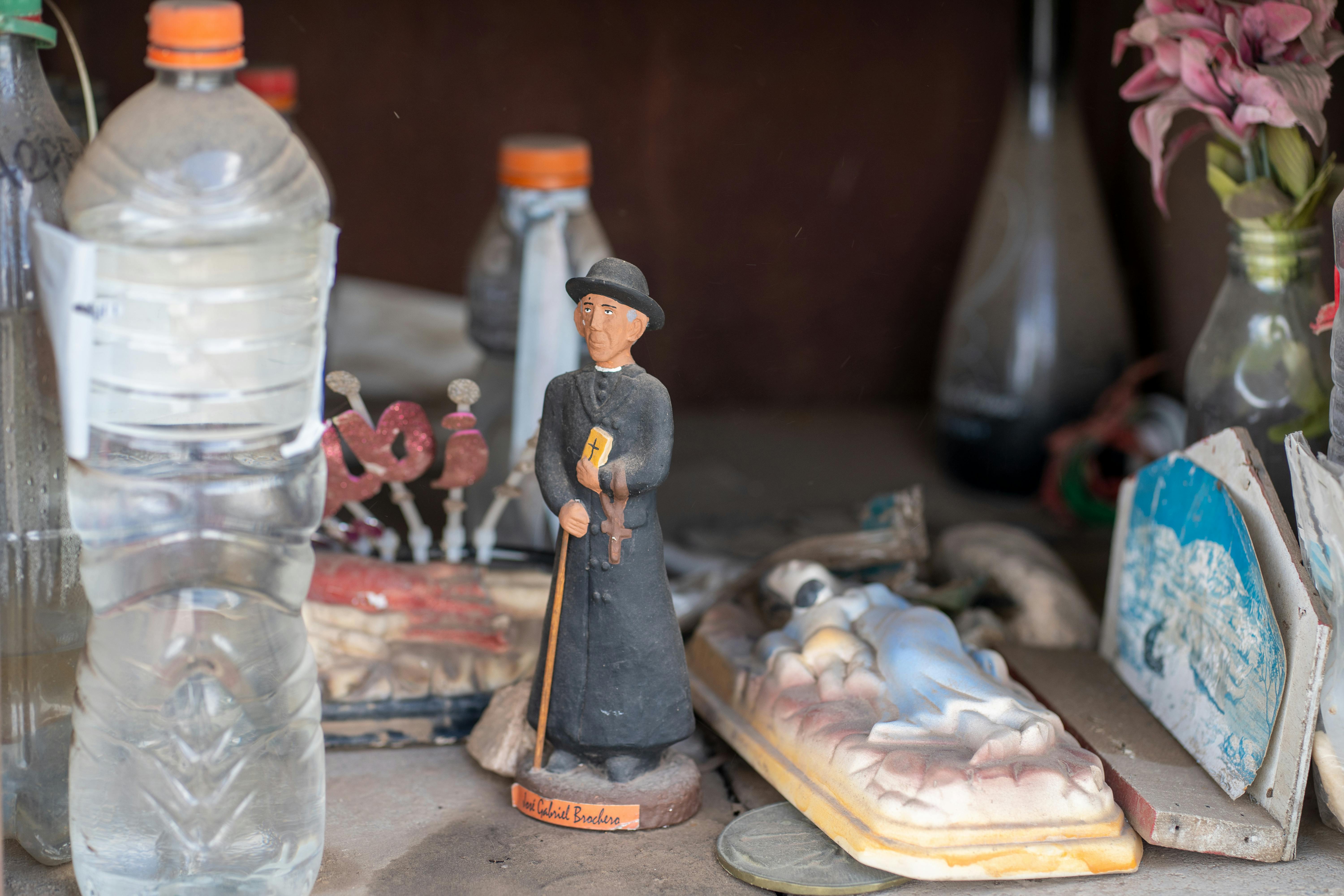 Gratis Immagine gratuita di abito nero, acqua in bottiglia, altare Foto a disposizione