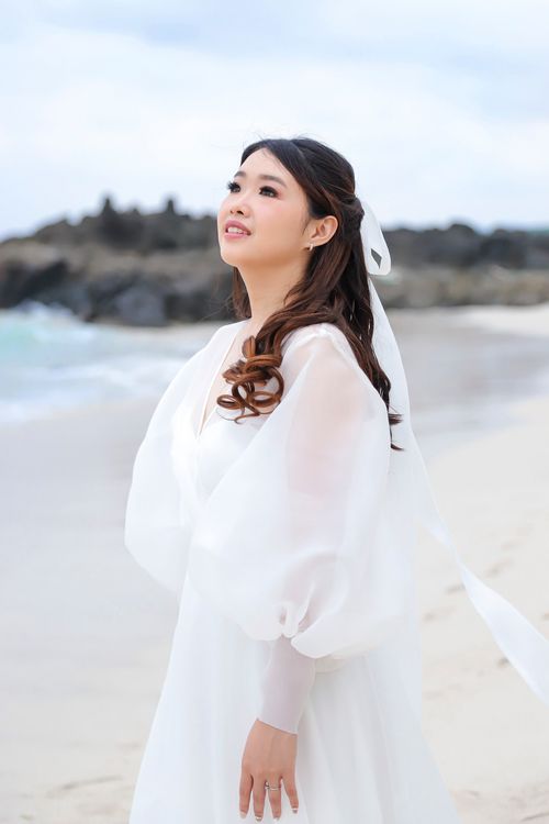 Free Captivating image of a bride in a flowing white dress on Nusa Tenggara Barat beach. Stock Photo