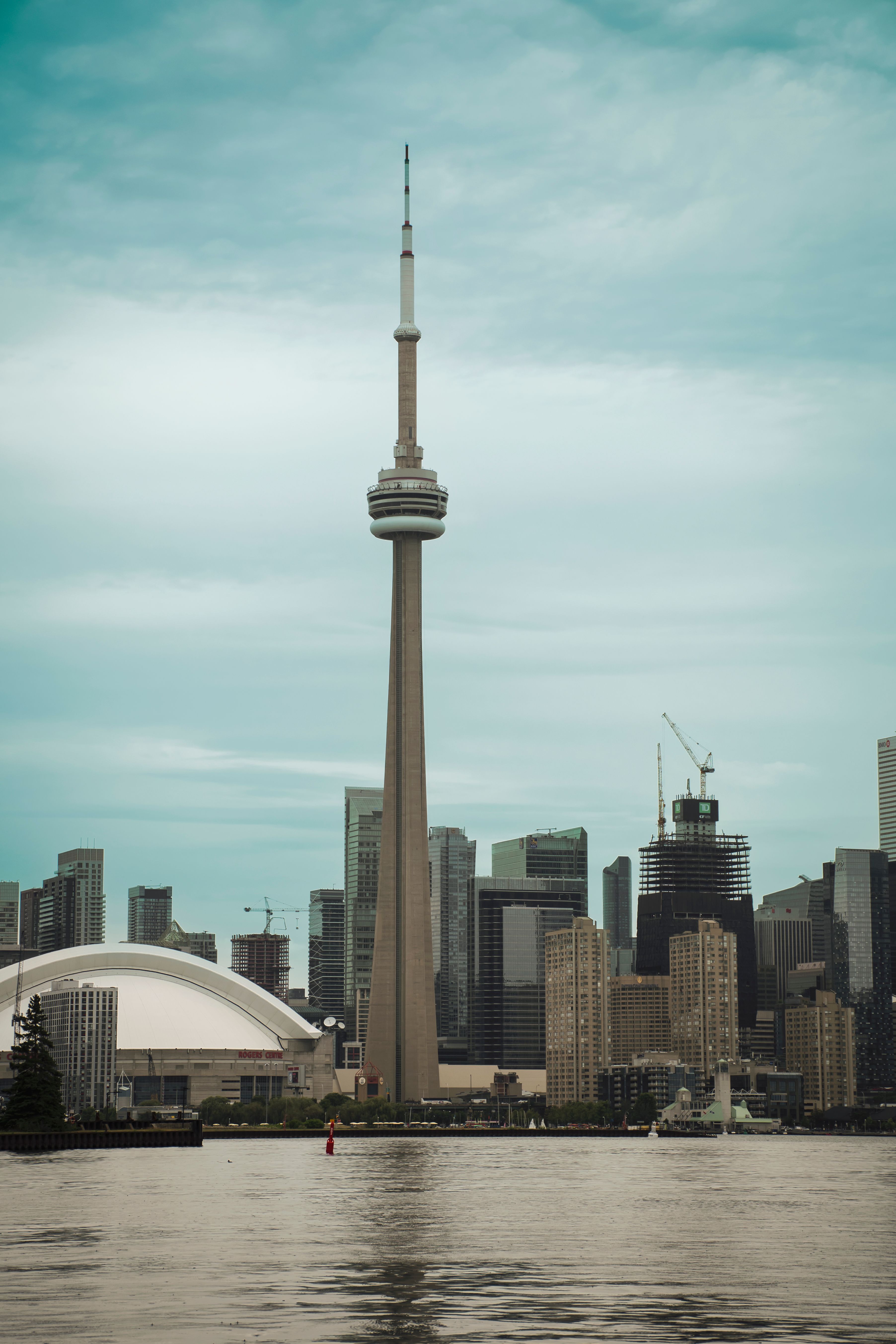 бесплатная Знаменитая башня CN Tower возвышается на фоне оживленного горизонта Торонто с современной архитектурой. Стоковое фото