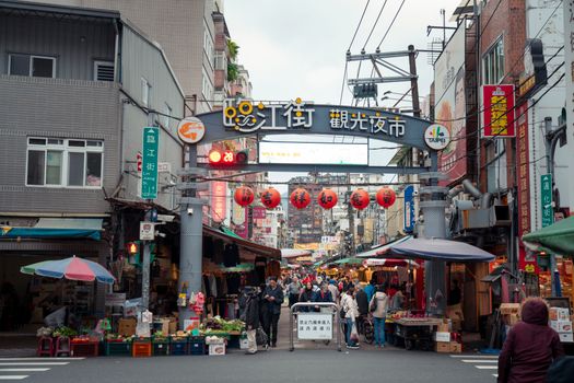 Night market food crawl (Raohe) — Taipei