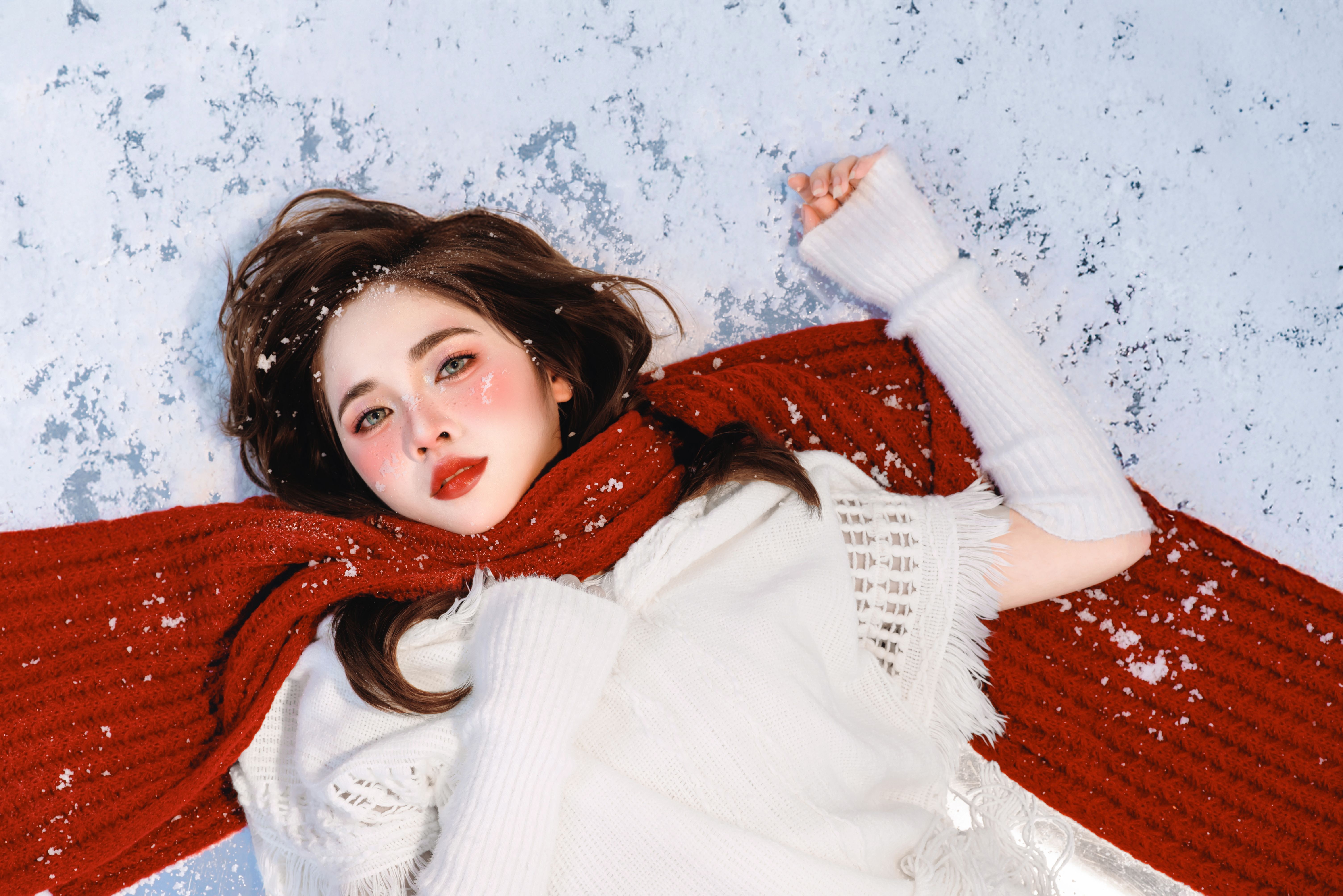 White sweater with red accessories