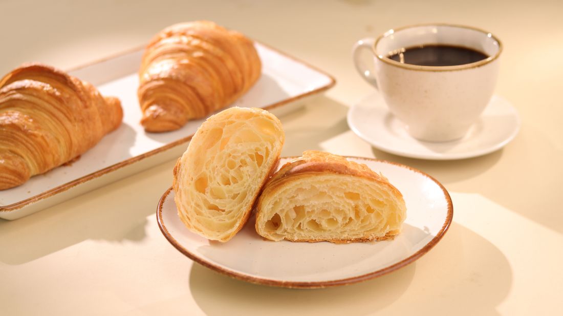 Croissant e caffè per una pausa in torteria