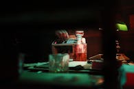 在灯光昏暗的酒吧里，威士忌、清点现金与复古氛围交织