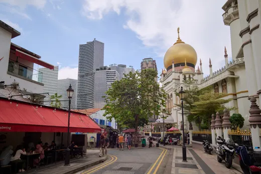 Masjid Sultan di Kampong Glam dengan gedung pencakar langit Singapura di belakangnya