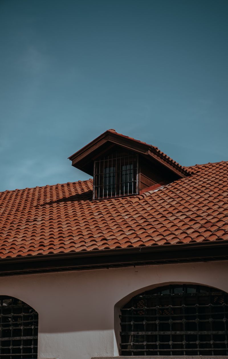 toiture en tuiles bien entretenue
