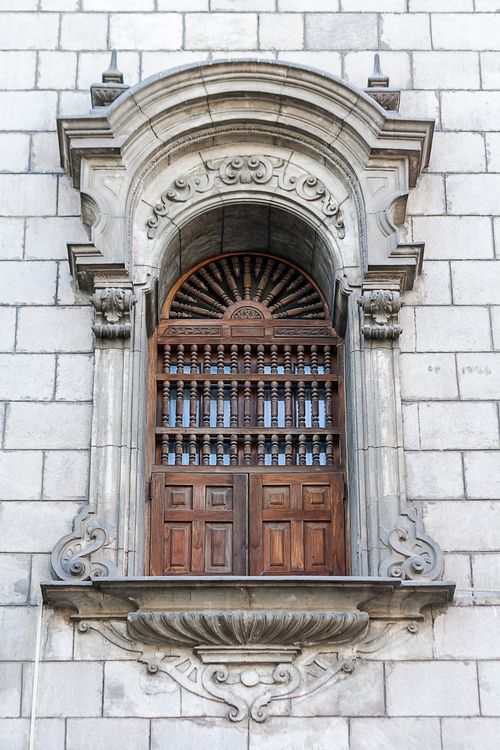 Free Detailed view of a colonial-style window in Lima, showcasing classic architectural design. Stock Photo