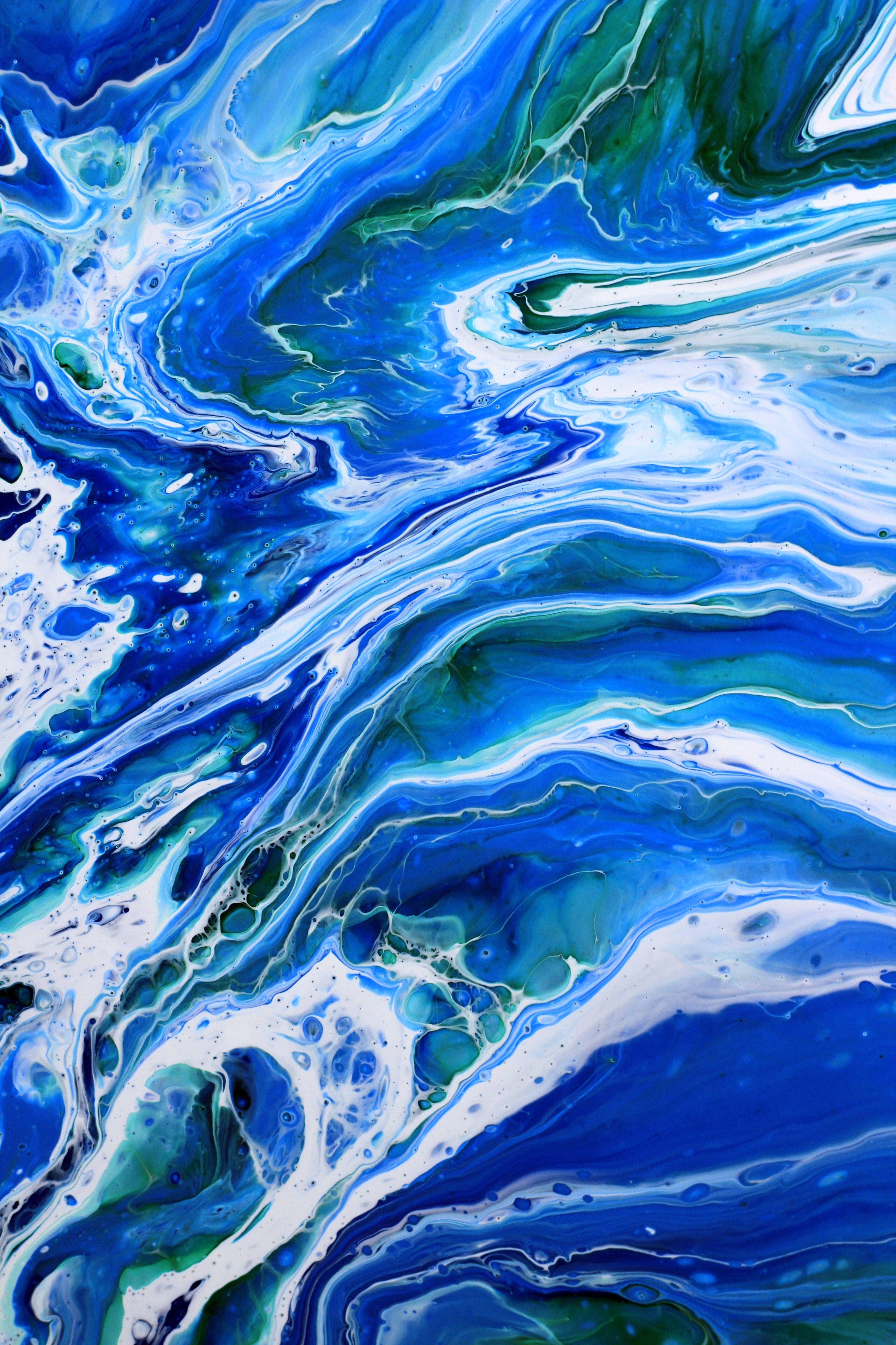 Fotomural Remolinos dinámicos de azul y blanco en una pintura fluida artística que captura el movimiento.