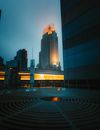在夜间照亮的城市景观中，高大的现代摩天大楼展示了充满活力的建筑和城市光芒