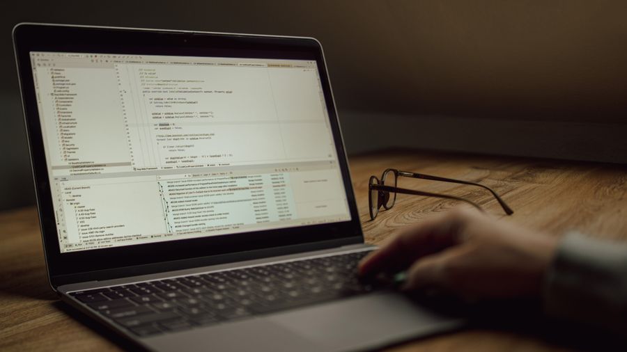 노트북 코드 화면으로 Codex 업무 자동화를 보여주는 이미지