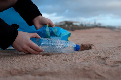 Gratis Persona Sosteniendo Una Botella De Plástico Transparente Foto de stock