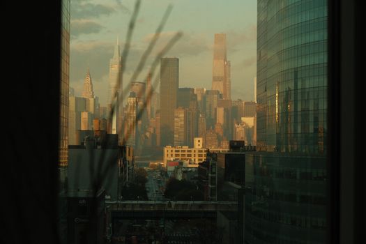 Sonnenuntergang & Stadt – Bezauberndes architektonisches Motiv