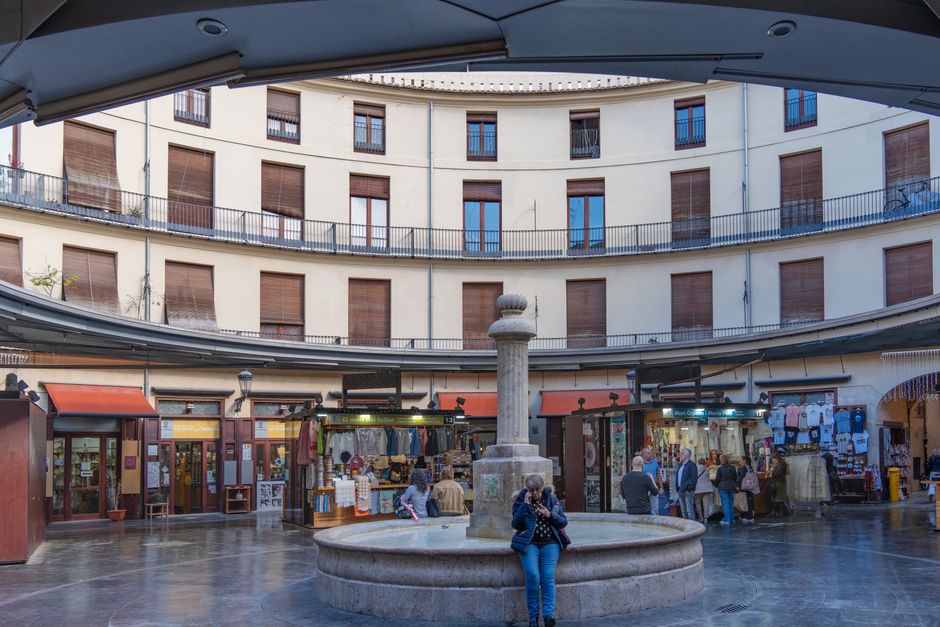 Explora la Plaza Redonda en Valencia, España, con su arquitectura única y mercado vibrante.