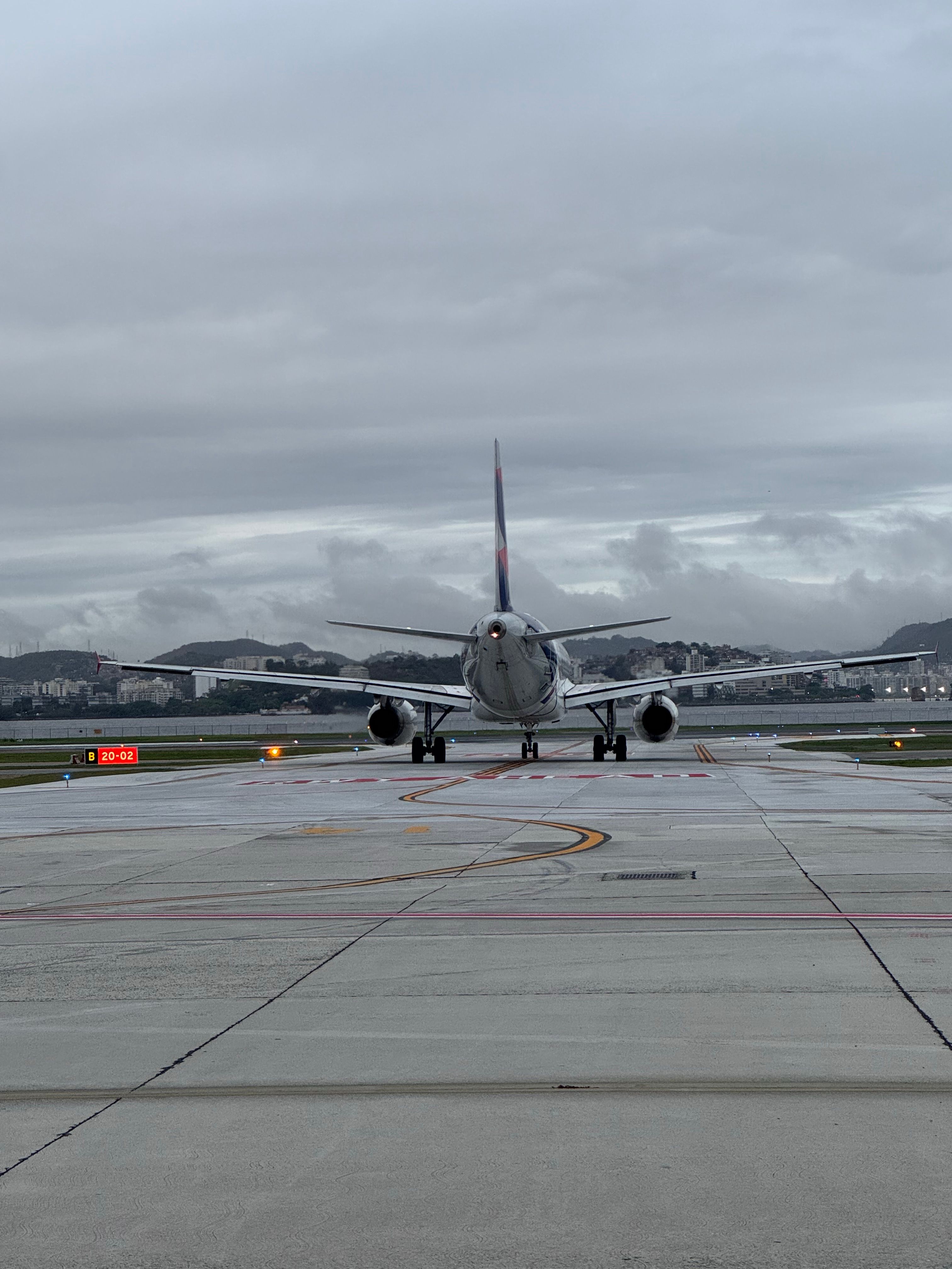 Gratuit Avion pe pistă, gata de decolare, pe un cer înnorat. Fotografie de stoc