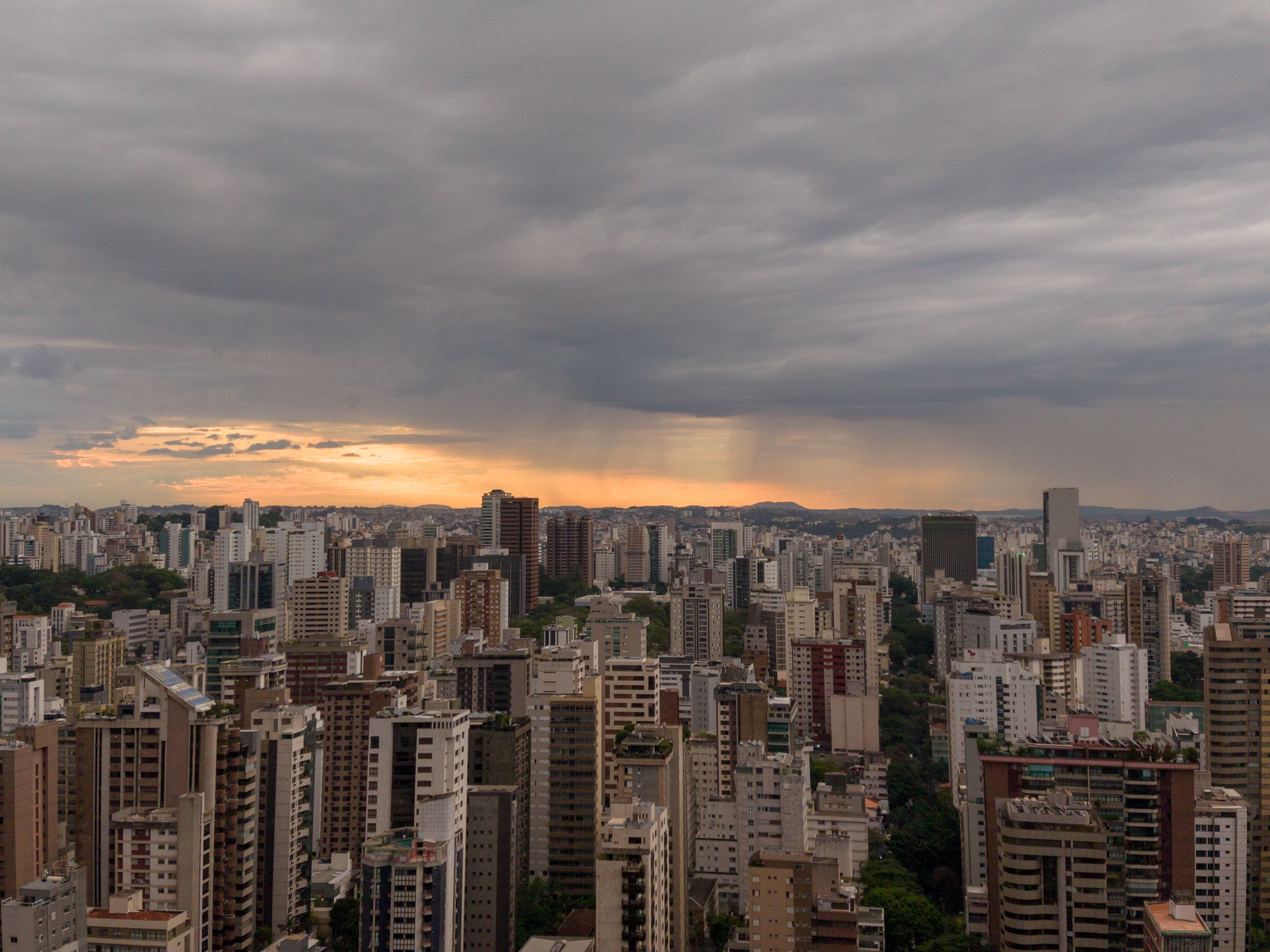 Belo Horizonte enfrenta temperaturas de 14°C a 24°C neste domingo nublado
