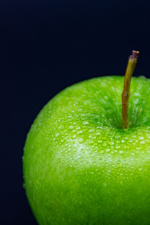 Free Macro shot of a dewy green apple, perfect for healthy lifestyle concepts. Stock Photo