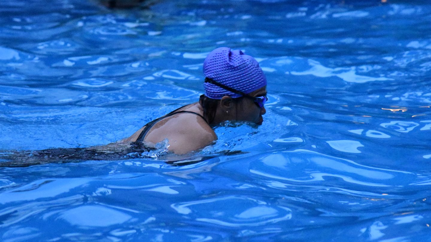 Natation adulte : apprendre à nager quand on a peur de l'eau