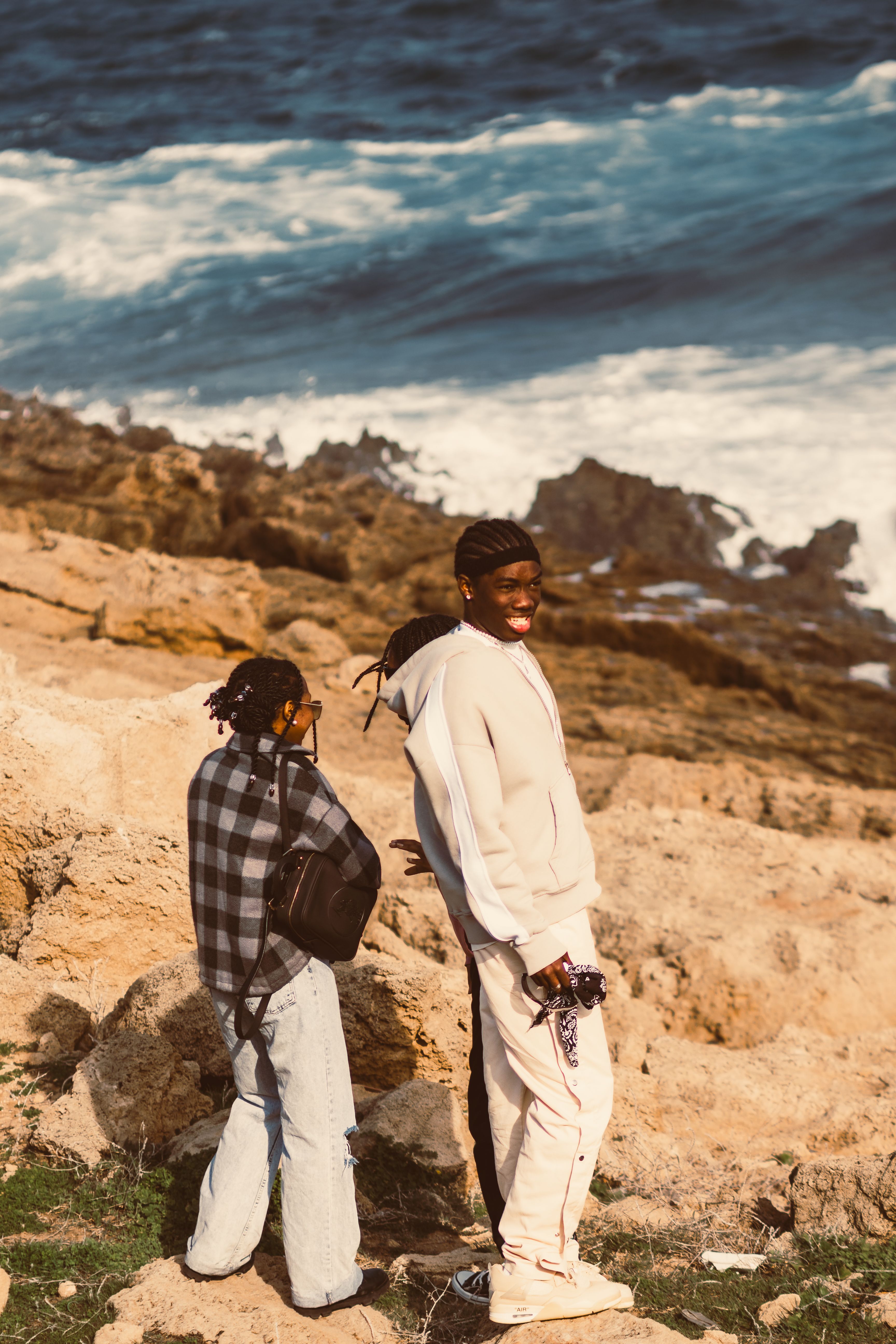 Friends Enjoying a Coastal View in Casual Attire · Free Stock Photo