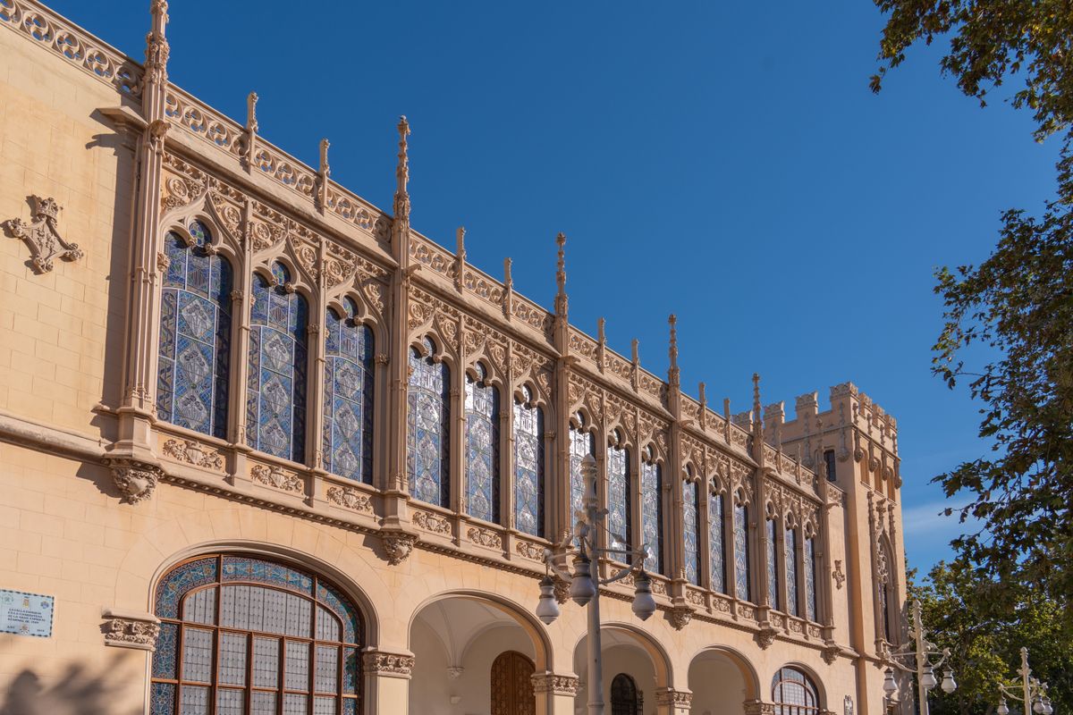 Galeria gotica traforata a Lonja de la Seda, cu azulejos si creneluri