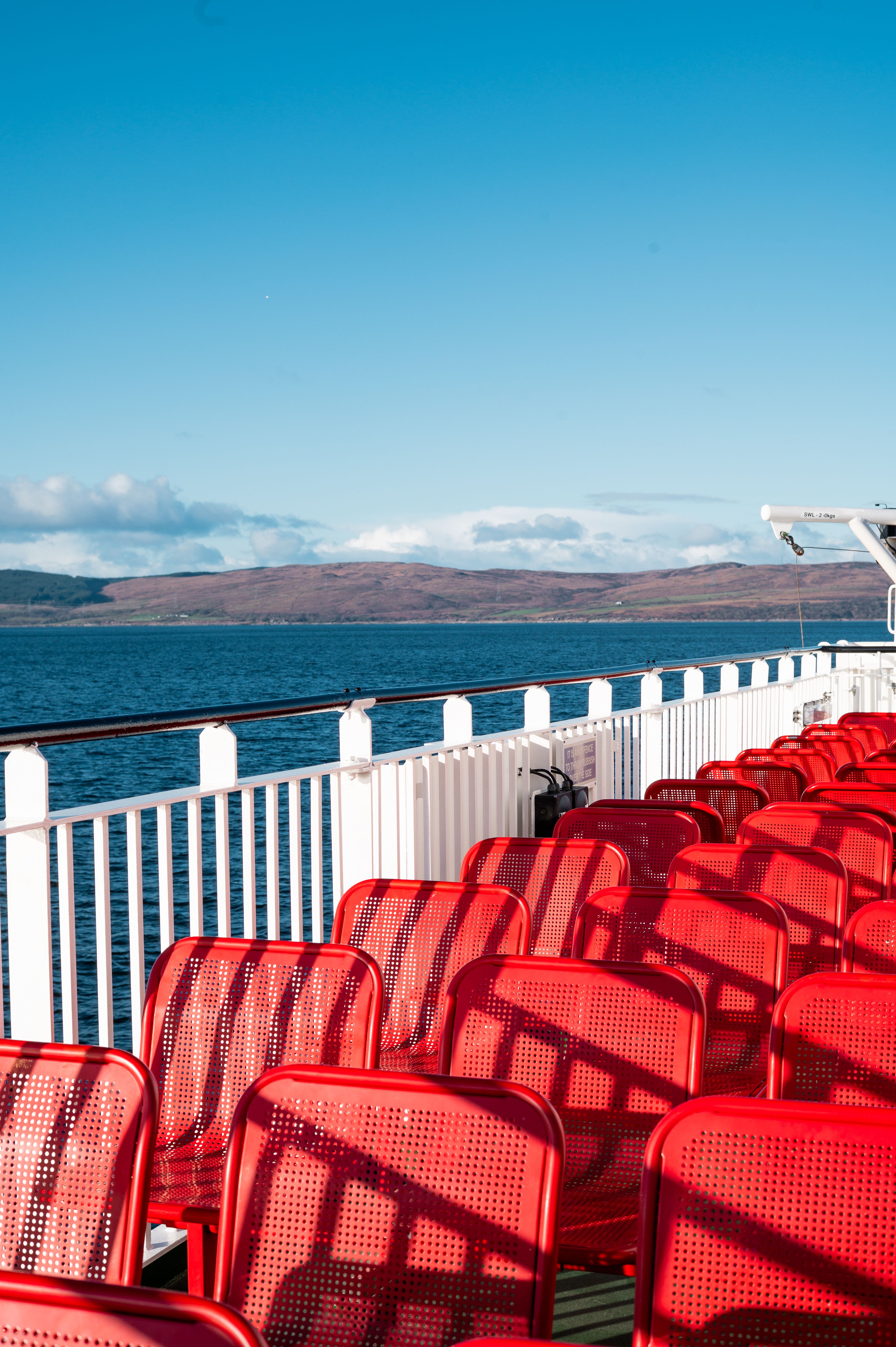 Des Sièges Rouges Sur Le Pont D'un Ferry Surplombant La Côte écossaise ...