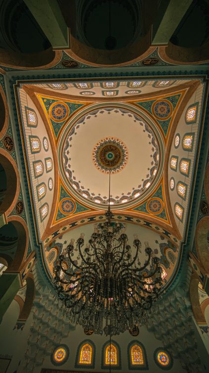 Ornate Mosque Ceiling with Chandelier 路 Free Stock Photo