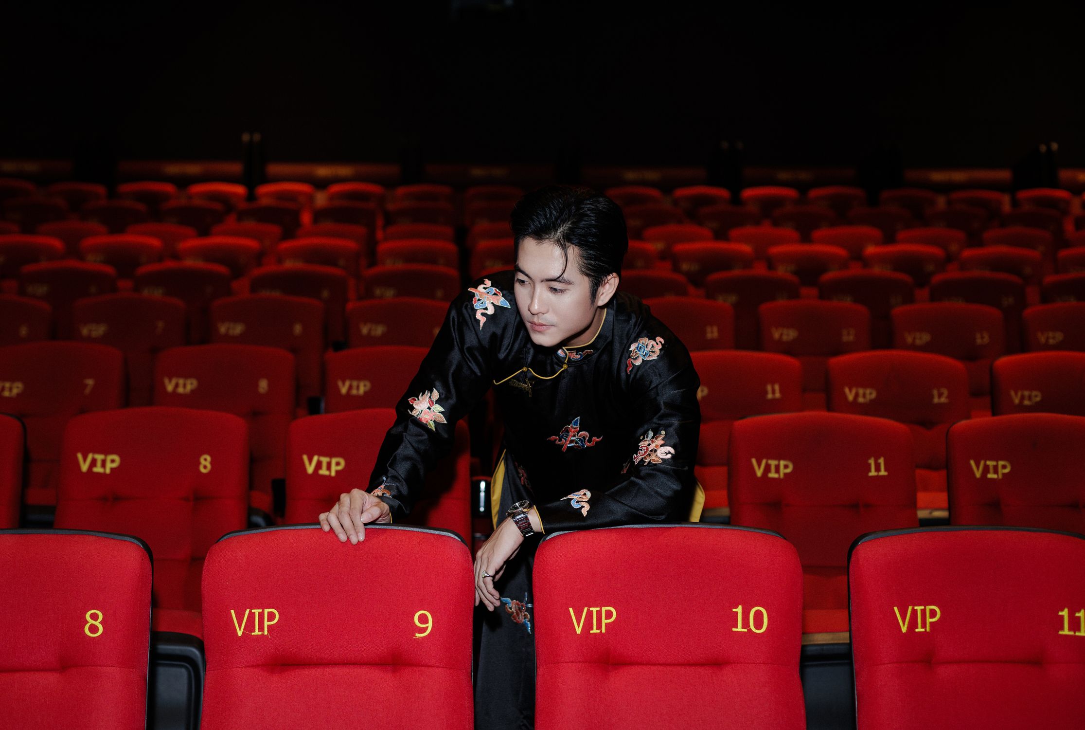 Vip Experience Rau VIP Cinema Experience with Red Seats and Patron · Free Stock Photo