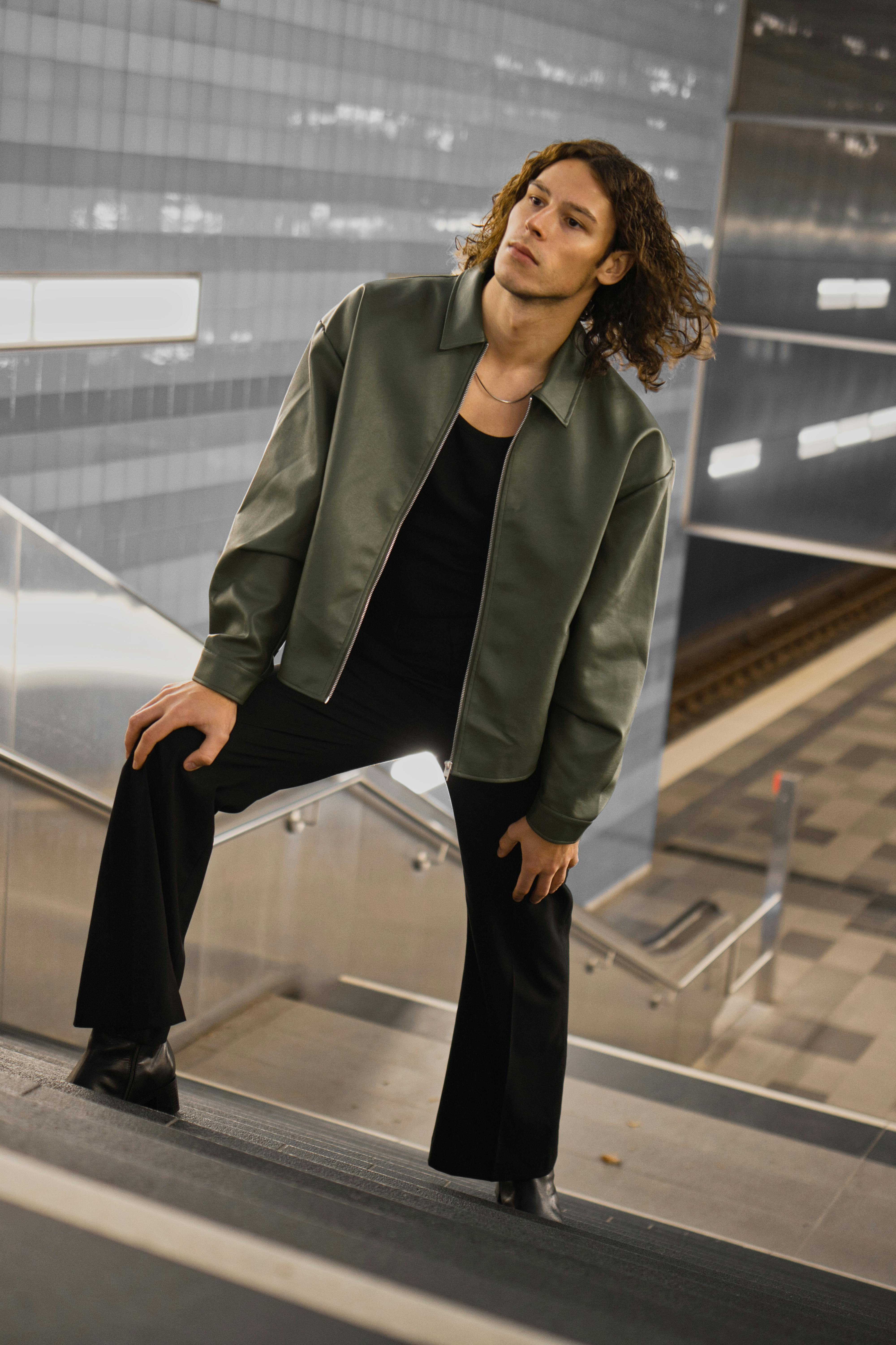 Free Fashionable man poses confidently in a modern urban environment. Stock Photo