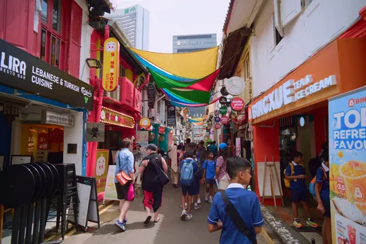 Haji Lane di Singapura dengan deretan toko berwarna-warni