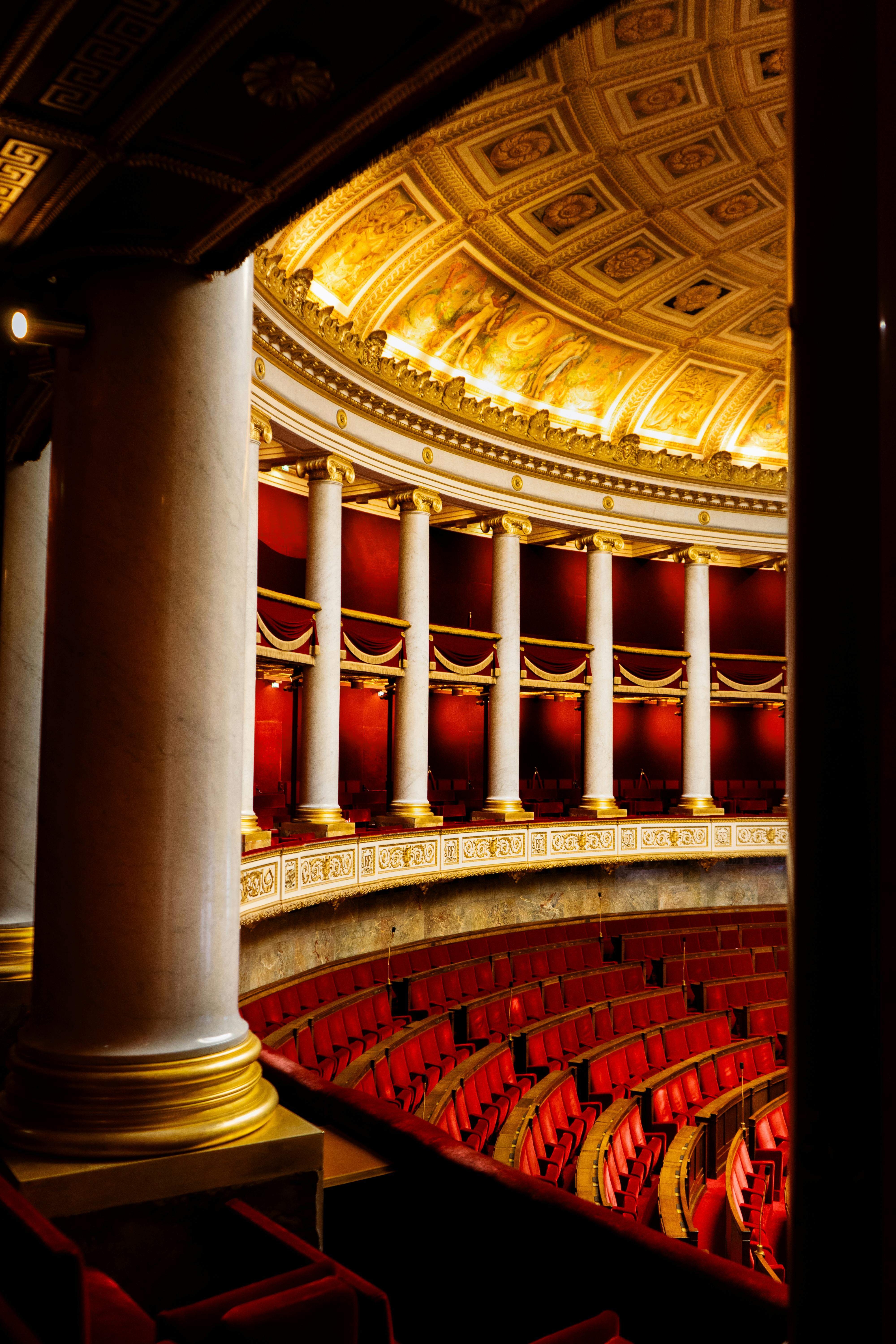 Gratuit Interior ornamentat al teatrului, cu scaune roșii și detalii aurii, surprinzând grandoarea arhitecturală clasică. Fotografie de stoc