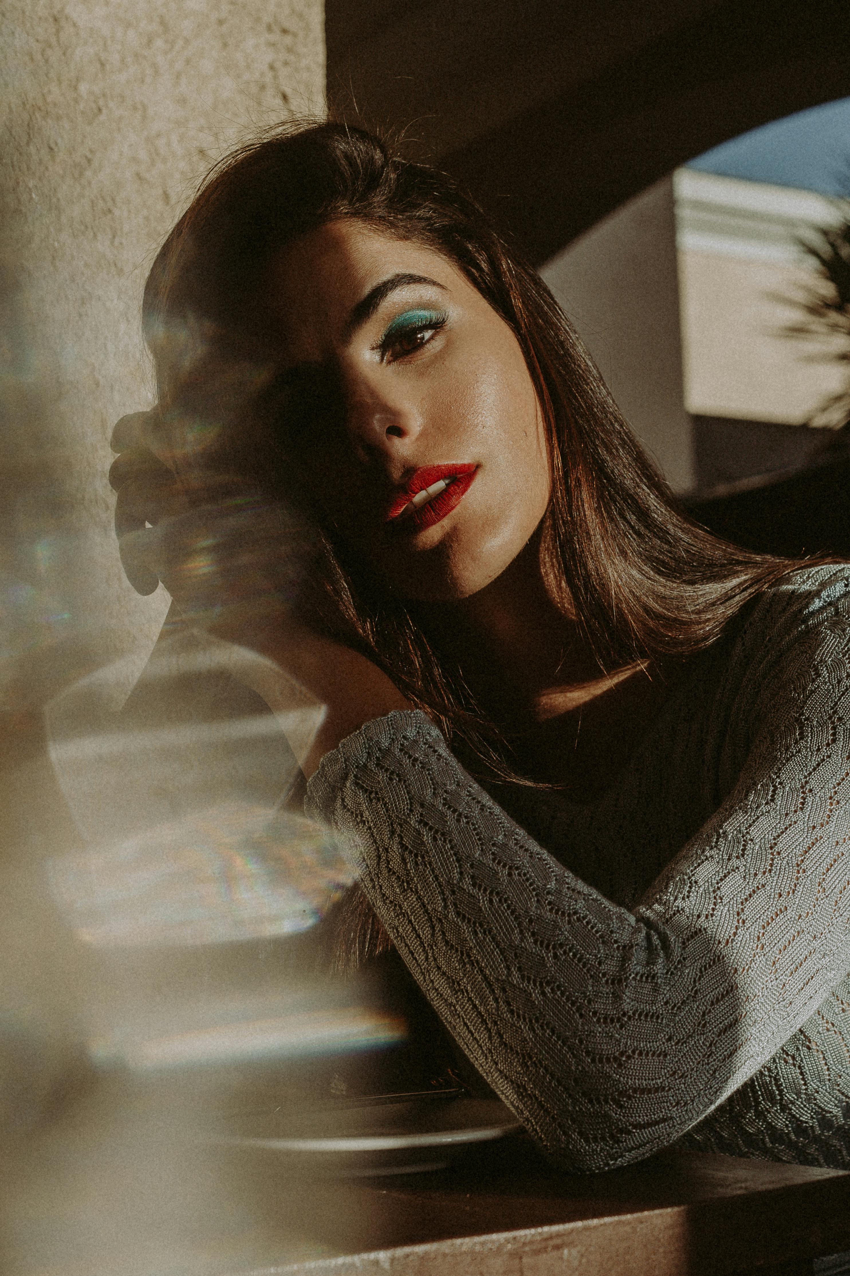 Kostenlos Kostenloses Stock Foto zu #indoor, abgewinkelte haltung, armlehnenhaltung Stock-Foto