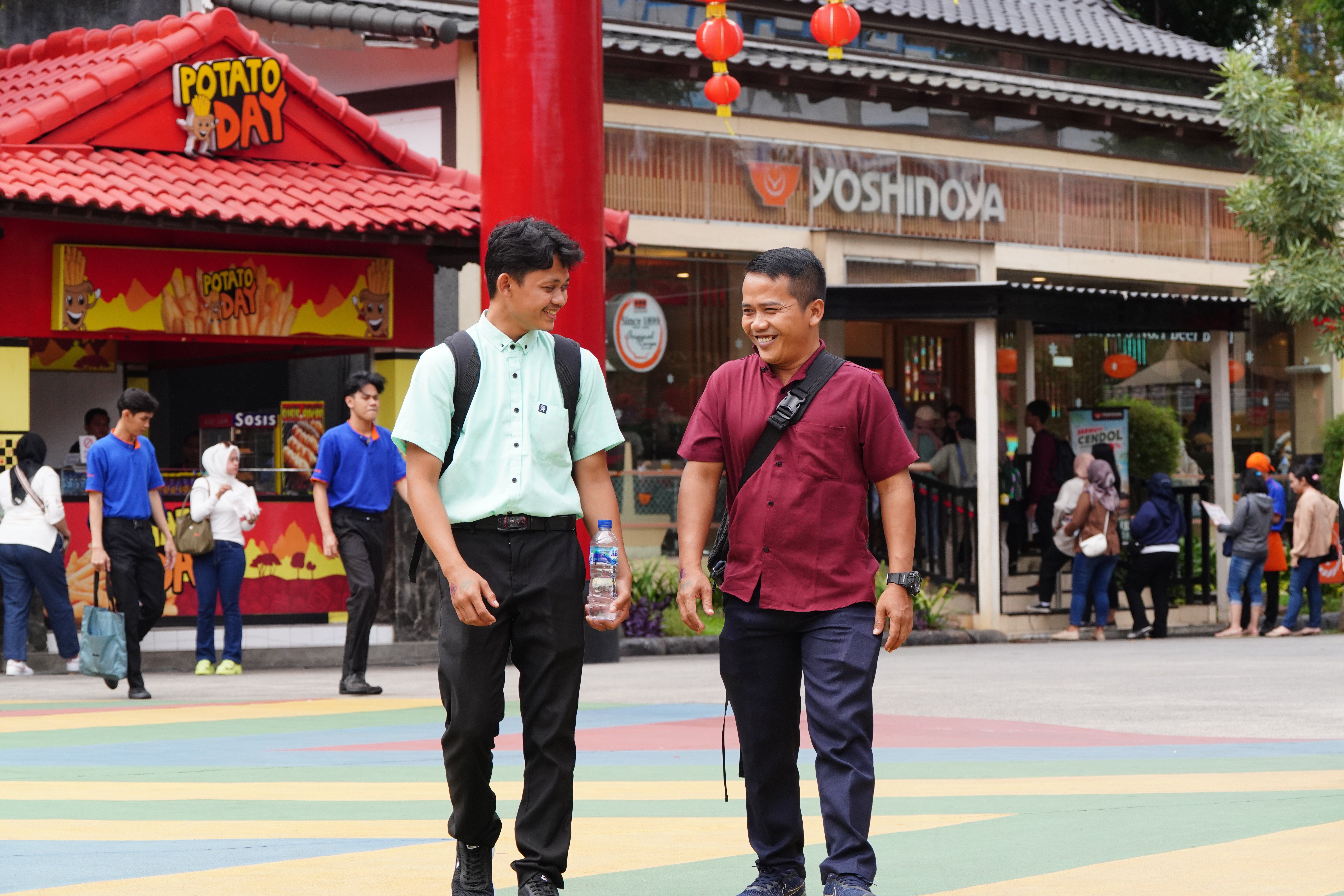 Casual Outdoor Scene at Popular Food Court