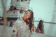 在尼日利亚卡拉巴尔，一位发型编织时髦的女性肖像