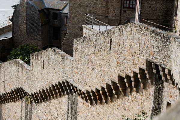 Remparts crénelés et escaliers de pierre du Mont-Saint-Michel