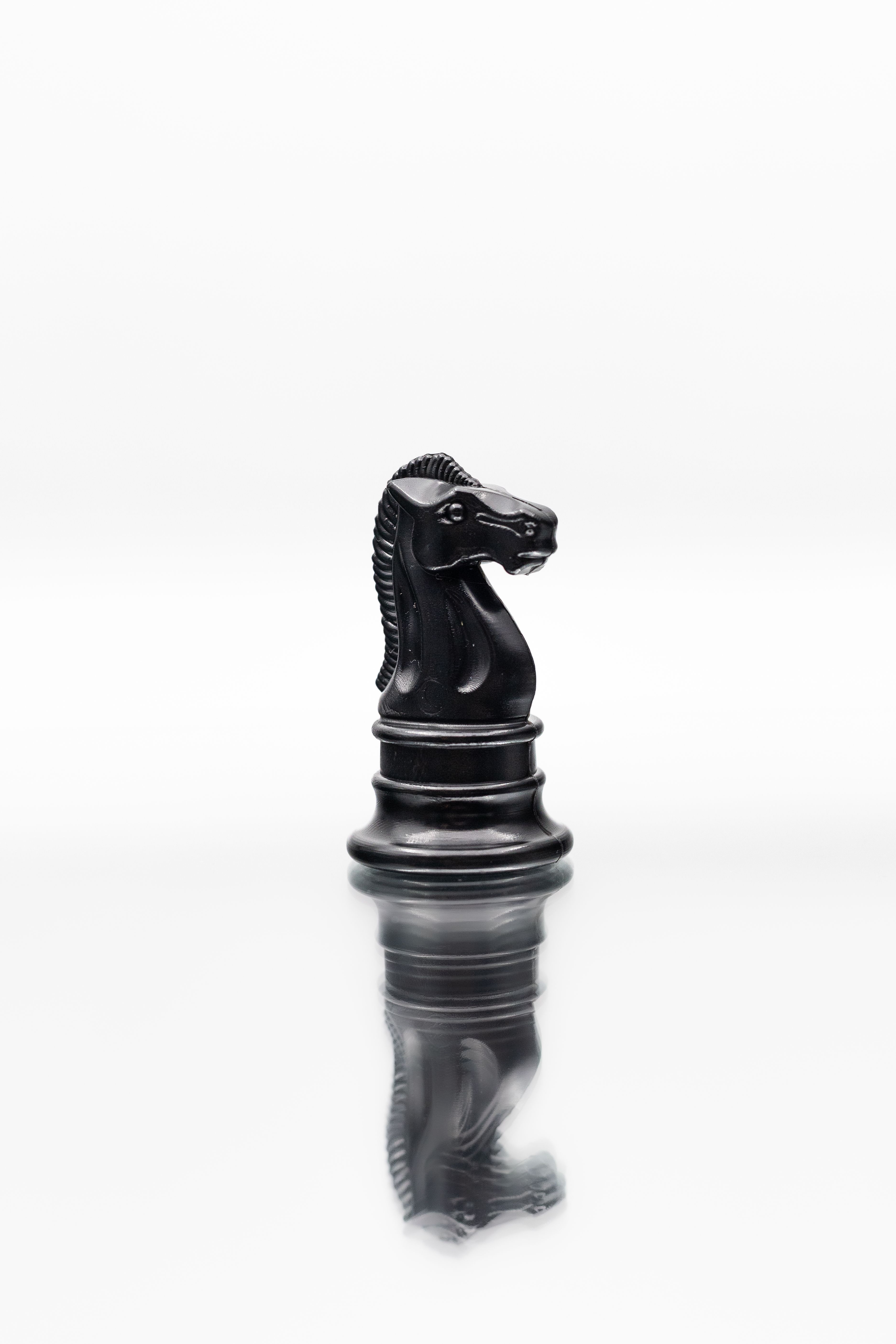 Elegant Black Knight Chess Piece Reflection · Free Stock Photo