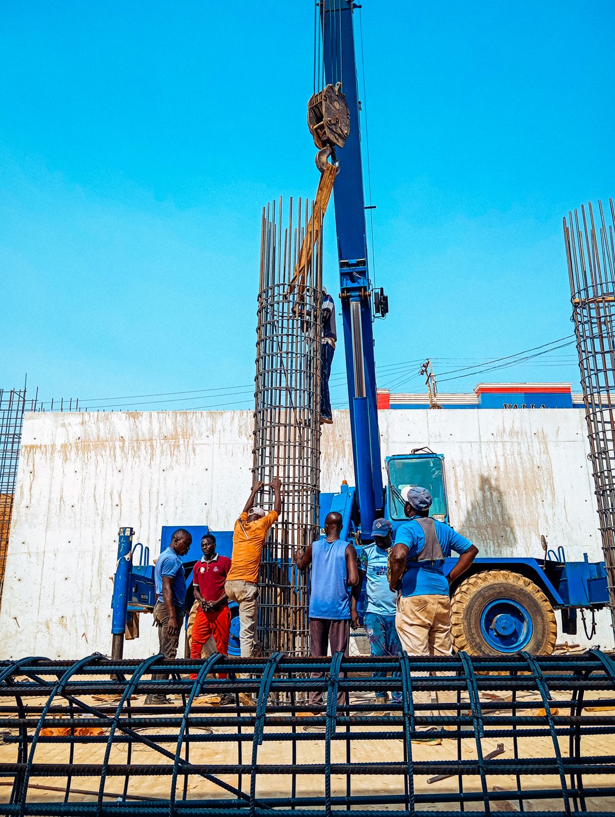 Ferraillage de colonnes en béton armé sur un chantier africain – Bureau d'études au Sénégal