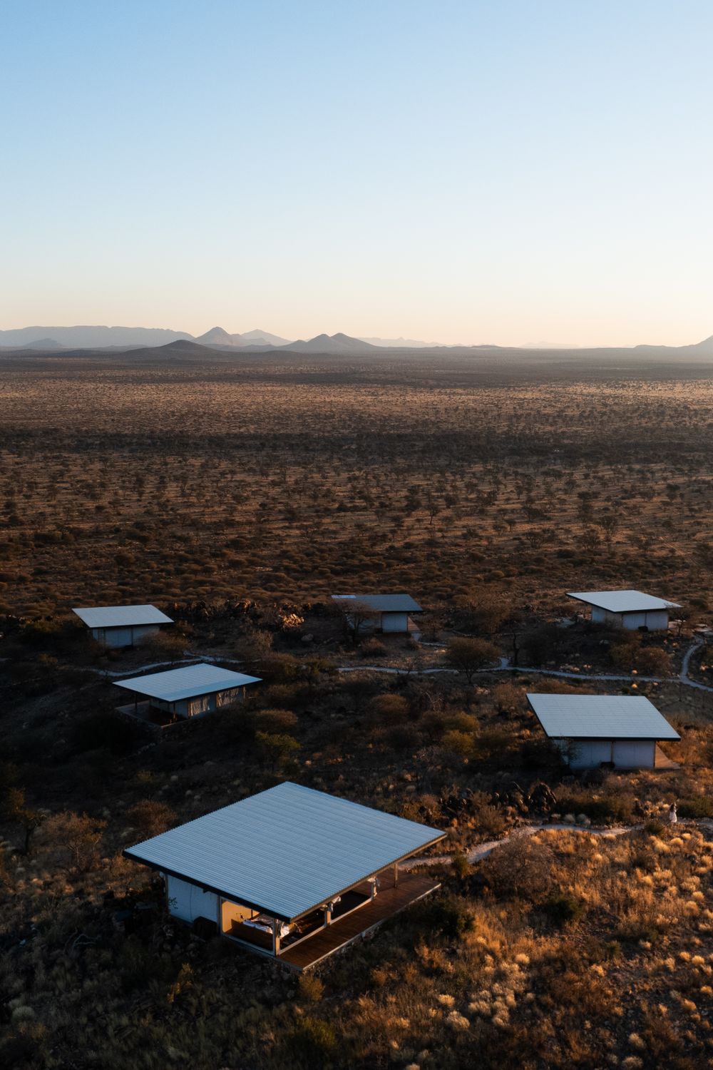 Vista aérea de villas modernas de lujo en el desierto del Namib al amanecer