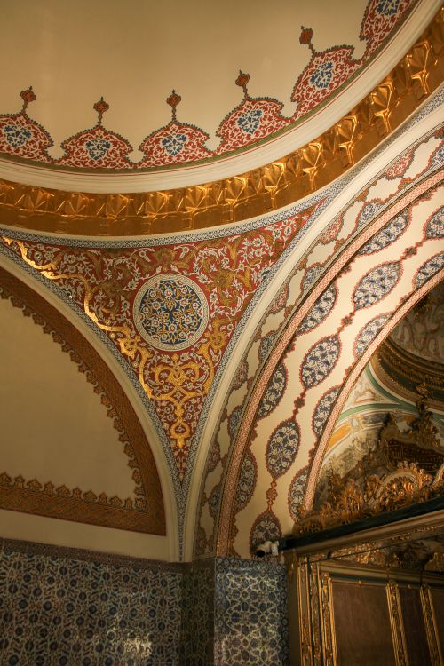 Free Detailed view of ornate Islamic architectural design featuring vibrant colors and intricate patterns. Stock Photo