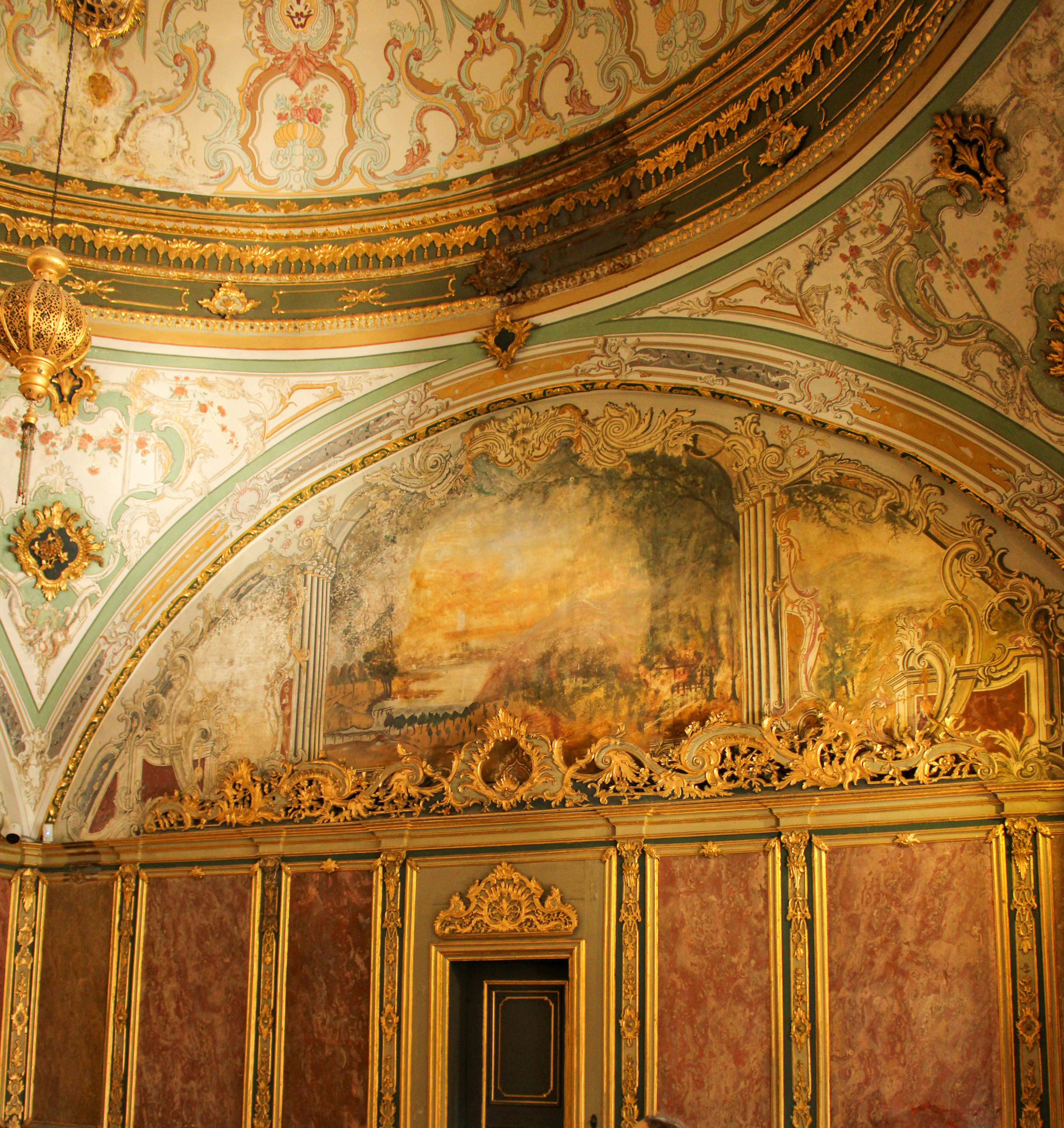 Free A beautifully detailed ornate ceiling with gold embellishments in a historic palace interior. Stock Photo