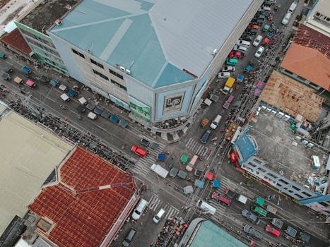 从高空俯瞰，一个挤满车辆和行人的繁忙城市十字路口