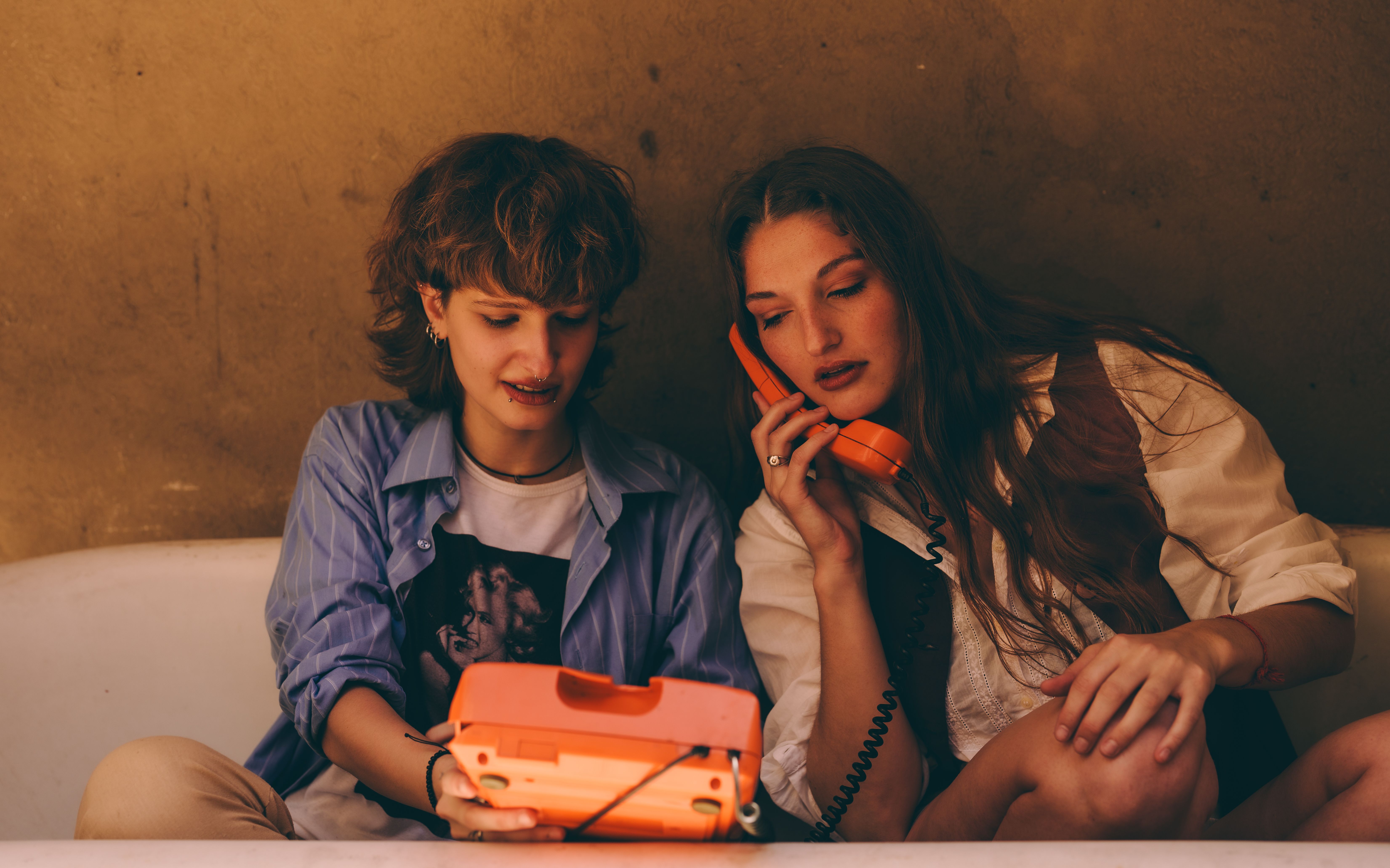 Two friends sharing a retro phone call · Free Stock Photo