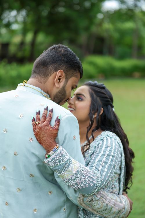 Free A couple in traditional Indian clothing sharing a romantic moment outdoors. Stock Photo