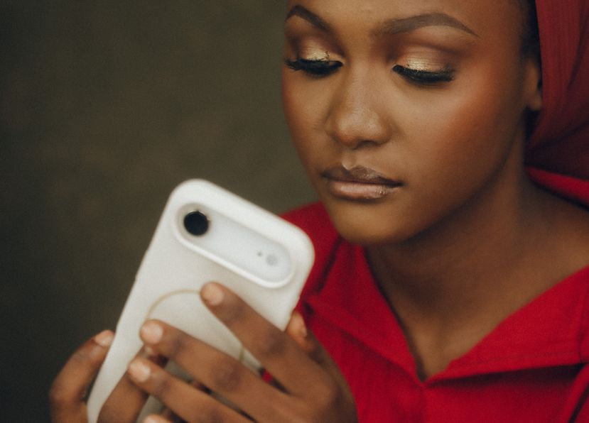 Online dating: starting a conversation on a niche platform