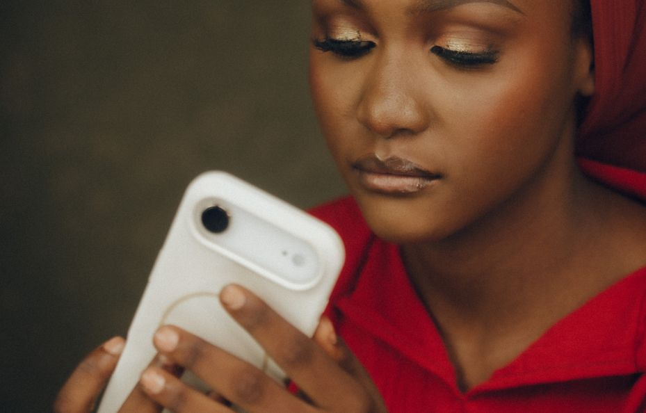 Online dating: starting a conversation on a niche platform