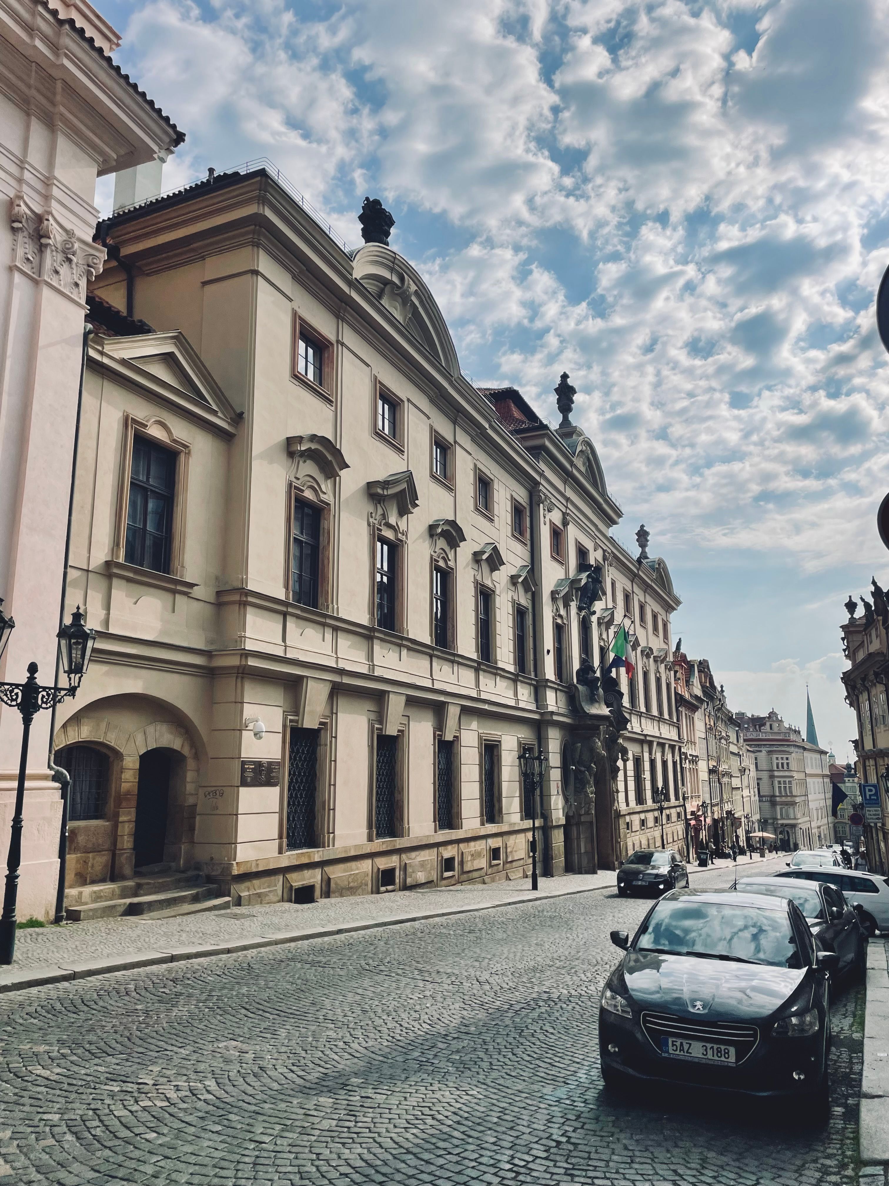 Historic European Street with Architectural Charm · Free Stock Photo