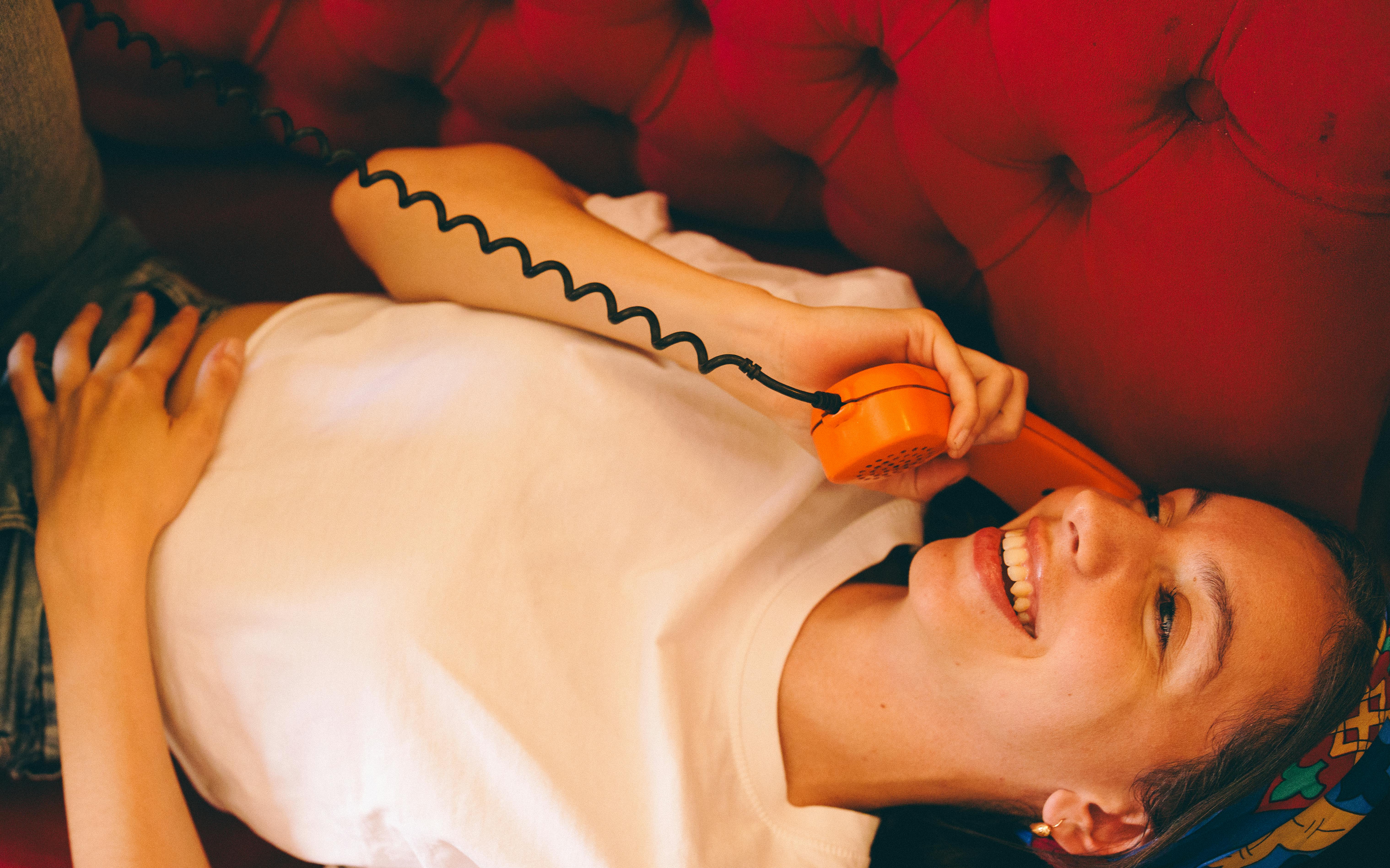 Miễn phí Ảnh lưu trữ miễn phí về áo phông trắng, biểu hiện vui vẻ, bọc màu đỏ Ảnh lưu trữ