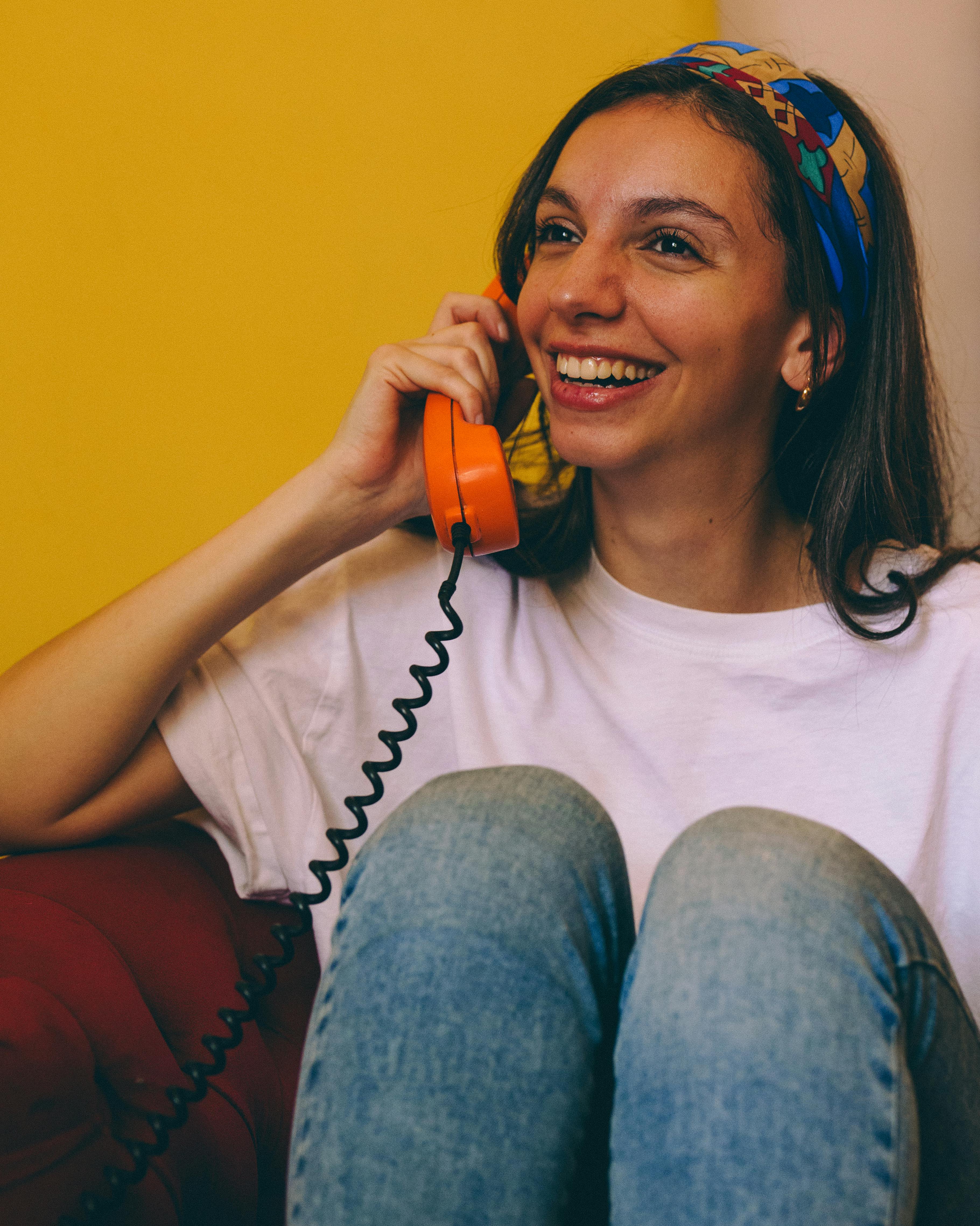 bezplatná Základová fotografie zdarma na téma barevný, čelenka, červený gauč Základová fotografie