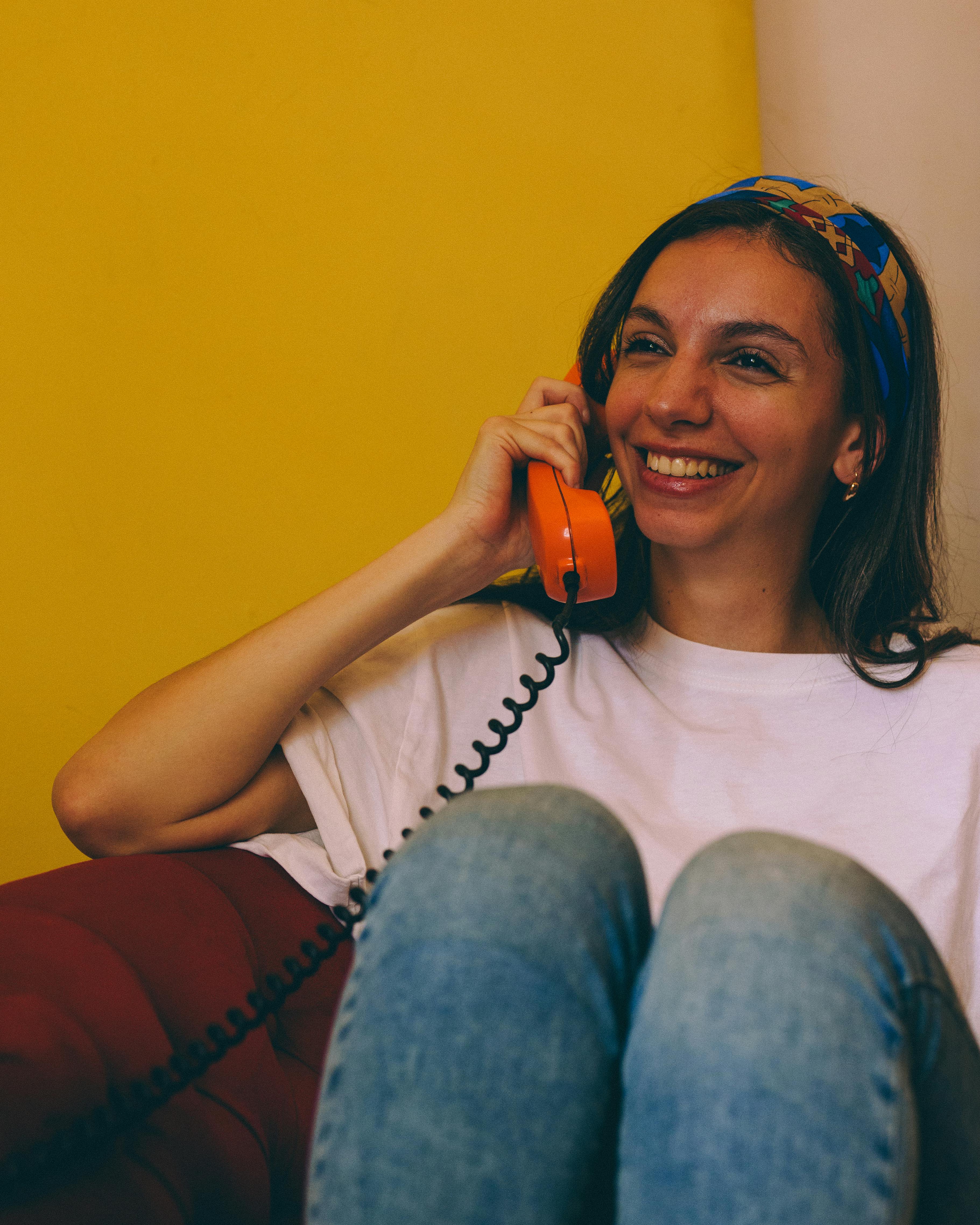 무료 # 실내, 노란색 배경, 다이얼 전화의 무료 스톡 사진